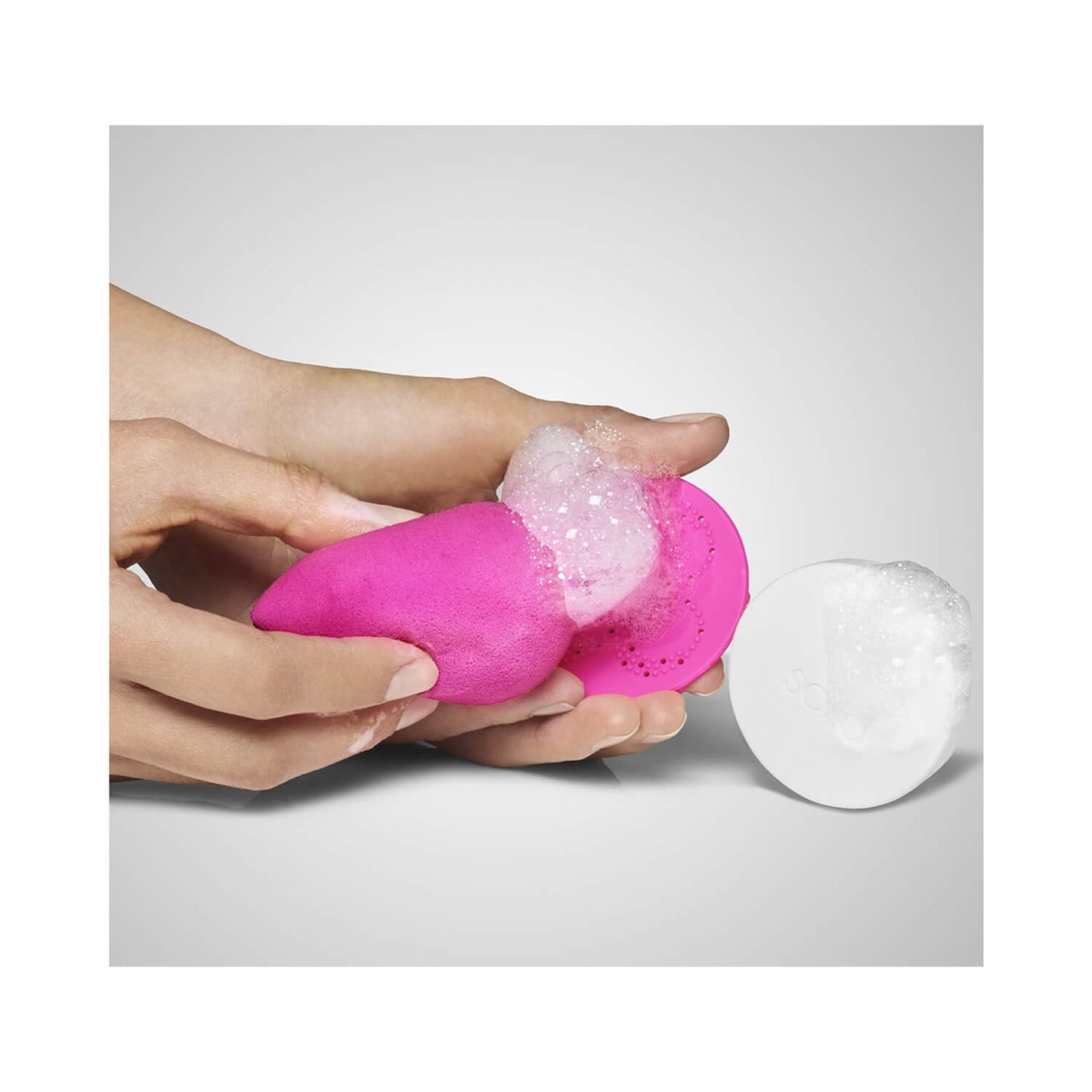 Beautyblender Blendercleanser Solid Hand Model