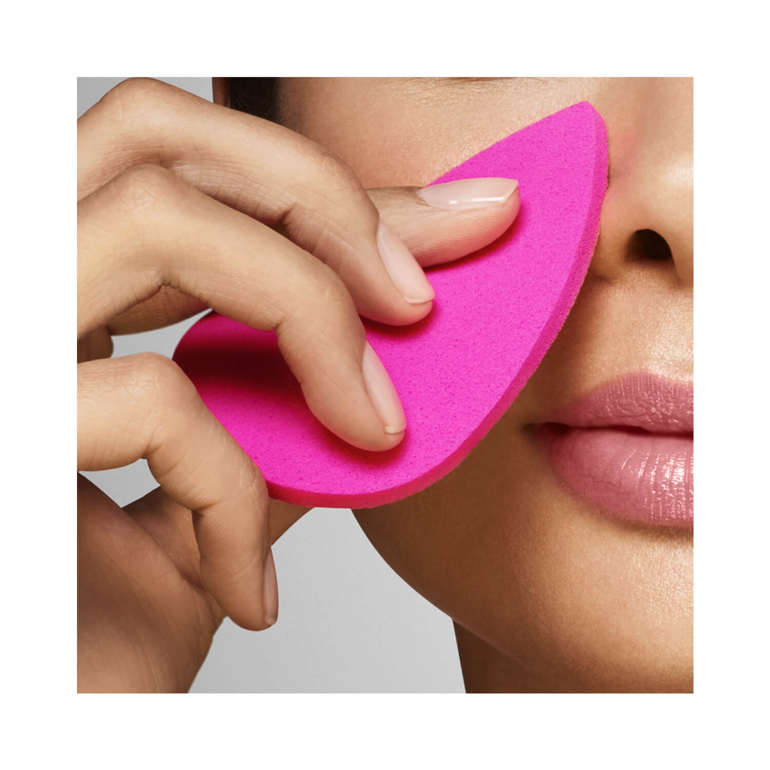 Beautyblender Blotterazzi Model Background